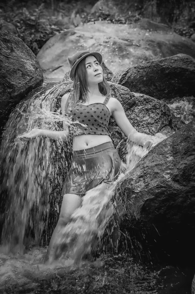 Asia Beautiful young girl stand in water fall — Stock Photo, Image