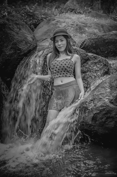 Asien vacker ung flicka stå i vatten falla — Stockfoto
