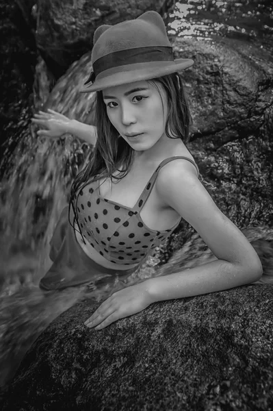 Asia Bella ragazza stand in caduta d'acqua — Foto Stock