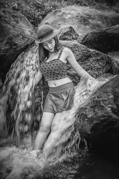 Ásia Menina bonita ficar na queda de água — Fotografia de Stock