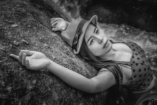 Asia beautiful young sexy girl lying down on a rock — Stock Photo, Image