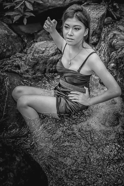 秋の水に座って美しいアジアの少女 — ストック写真