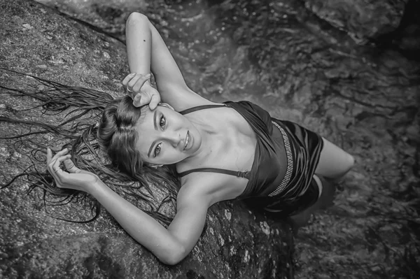 Asia beautiful young sexy girl lying down on a rock — Stock Photo, Image