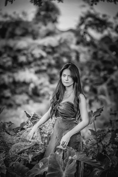 Ásia beleza Menina Ao ar livre desfrutando da natureza . — Fotografia de Stock