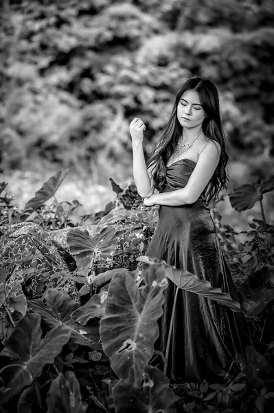 Ásia beleza Menina Ao ar livre desfrutando da natureza . — Fotografia de Stock