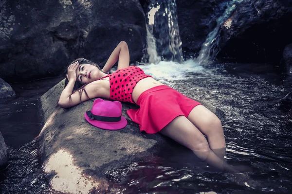 Asia hermosa joven sexy chica acostada en una roca — Foto de Stock