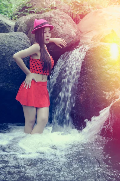 Asie Belle jeune fille debout dans l'eau automne — Photo