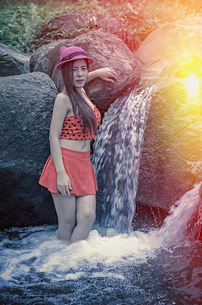 アジアのセクシーな美しい少女水の秋に立って 気分やトーン スタイルのフレアを追加 — ストック写真