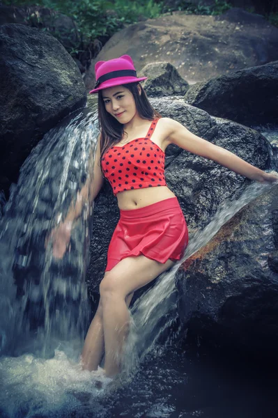 Asia Hermosa joven pie en caída de agua — Foto de Stock