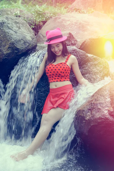 Asia Hermosa joven pie en caída de agua — Foto de Stock
