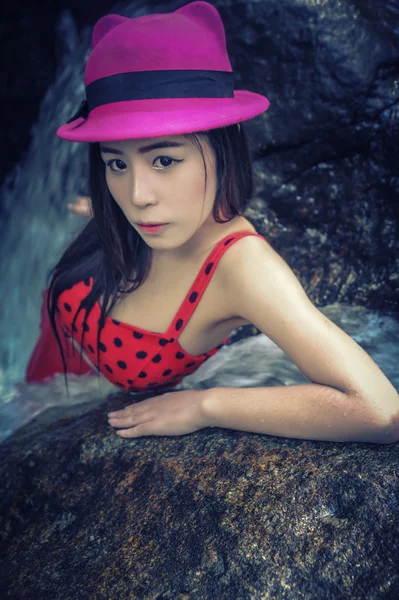 Asie Belle jeune fille debout dans l'eau automne — Photo