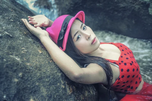 Ásia bela jovem menina sexy deitado em uma rocha — Fotografia de Stock