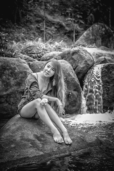 Asia piękna dziewczyna siedzi na skale — Zdjęcie stockowe
