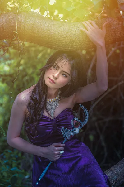 Retrato de las mujeres de asia con máscara en la naturaleza — Foto de Stock