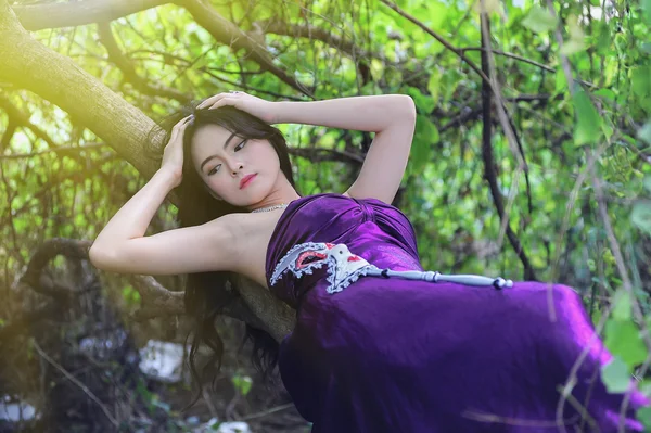 Retrato de mulheres da ásia com máscara na natureza — Fotografia de Stock