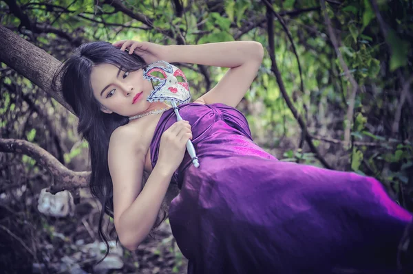 Retrato de las mujeres de asia con máscara en la naturaleza — Foto de Stock