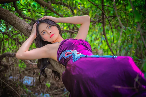 Retrato de las mujeres de asia con máscara en la naturaleza —  Fotos de Stock