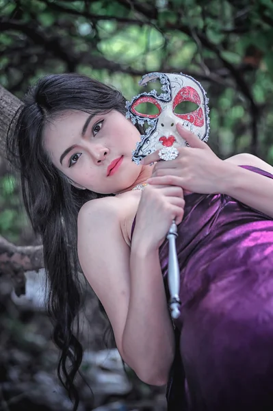 Portrait de femmes asiatiques avec masque sur la nature — Photo