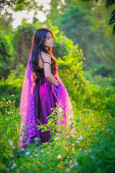 Portrait de femmes asiatiques debout sur la nature — Photo