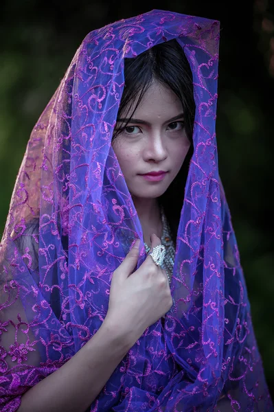 Mooie dame Asia bedekt met violet stoffen — Stockfoto