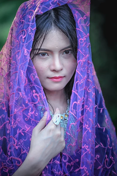 Mooie dame Asia bedekt met violet stoffen — Stockfoto