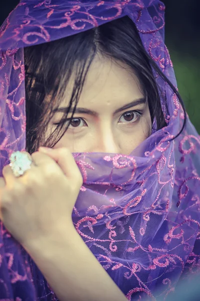 Asia hermosa dama cubierta de telas violetas —  Fotos de Stock