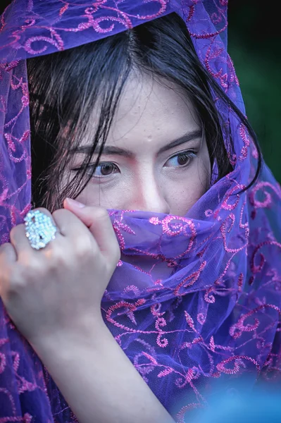 Asie belle dame recouverte de tissus violets — Photo