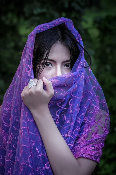 Asien vackra lady omfattas i violett tyger — Stockfoto