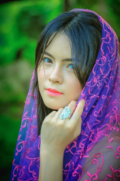 紫の布で覆われているアジア美女 — ストック写真