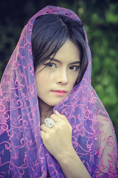 Piękna Pani Asia pokryte fioletowy tkaniny — Zdjęcie stockowe