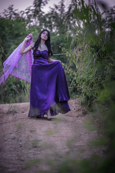 Ásia beleza Menina Ao ar livre desfrutando da natureza — Fotografia de Stock