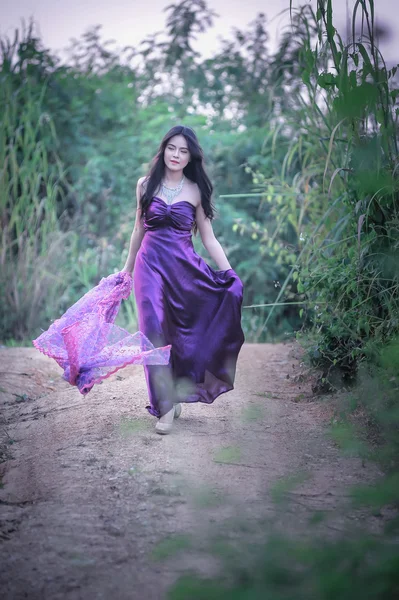 Азія краси дівчина на відкритому повітрі насолоджуючись природою — стокове фото