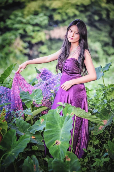 Asia bellezza Ragazza all'aperto godendo la natura . — Foto Stock