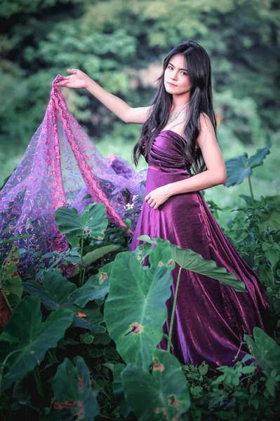 Asia belleza Chica Al aire libre disfrutando de la naturaleza . — Foto de Stock