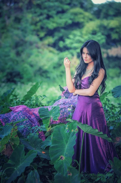 Ásia beleza Menina Ao ar livre desfrutando da natureza . — Fotografia de Stock