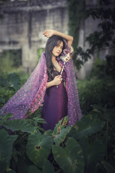 Retrato de mulheres da ásia com máscara na natureza — Fotografia de Stock