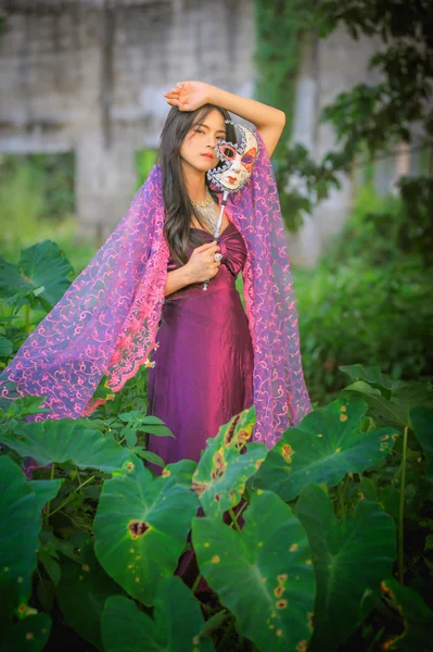 Retrato de mulheres da ásia com máscara na natureza — Fotografia de Stock