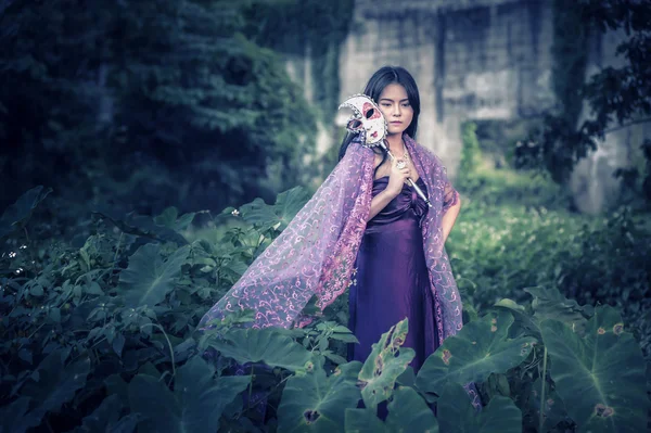 Retrato de las mujeres de asia con máscara en la naturaleza —  Fotos de Stock