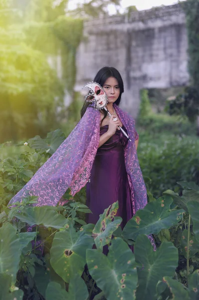 Portrait de femmes asiatiques avec masque sur la nature — Photo
