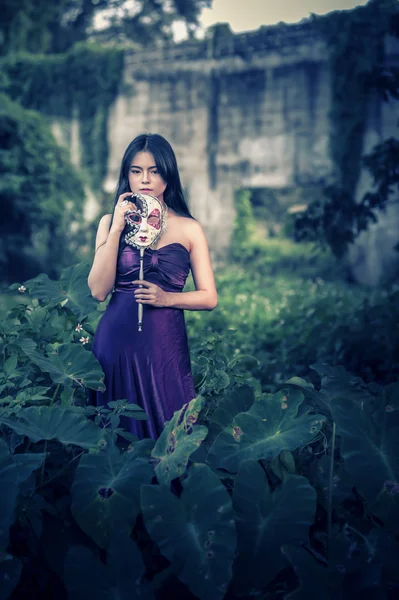 Retrato de las mujeres de asia con máscara en la naturaleza — Foto de Stock