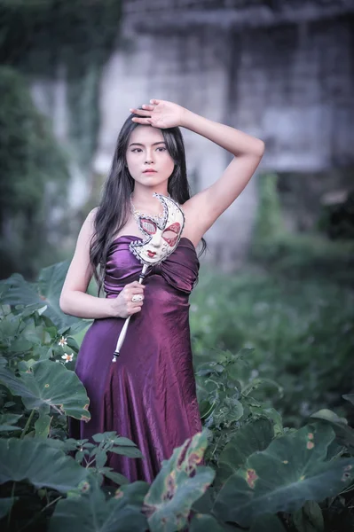 Retrato de las mujeres de asia con máscara en la naturaleza — Foto de Stock