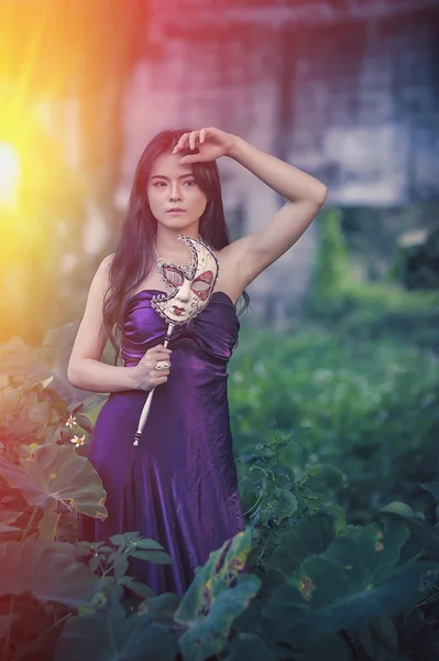 Portrait de femmes asiatiques avec masque sur la nature — Photo