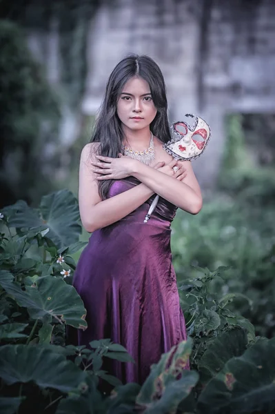 Retrato de las mujeres de asia con máscara en la naturaleza — Foto de Stock