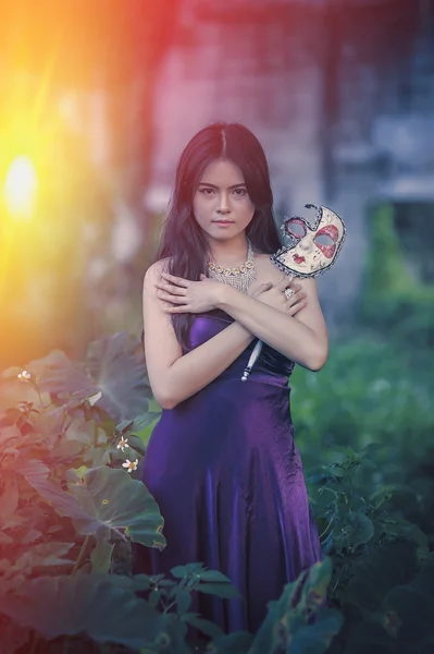 Retrato de las mujeres de asia con máscara en la naturaleza — Foto de Stock