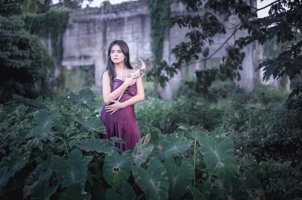 Retrato de las mujeres de asia con máscara en la naturaleza —  Fotos de Stock