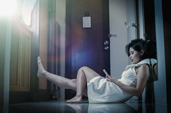 Asia Pretty girl sitting on floor using smart phone — Stock Photo, Image
