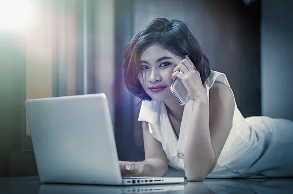 Asia Hermosa Chica Acostada Suelo Hablando Por Teléfono Cerca Computadora — Foto de Stock