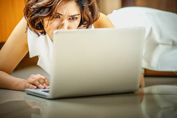 Ásia mulher deitada no chão e usando laptop — Fotografia de Stock