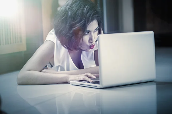 Asia mujer acostada en el suelo y utilizando el ordenador portátil — Foto de Stock