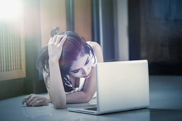 Ásia mulher deitada no chão e usando laptop — Fotografia de Stock